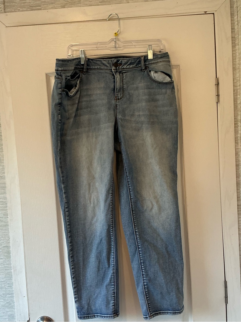 Cato Women's Mid-Rise Light Blue Wash Jeans 16WP Euc